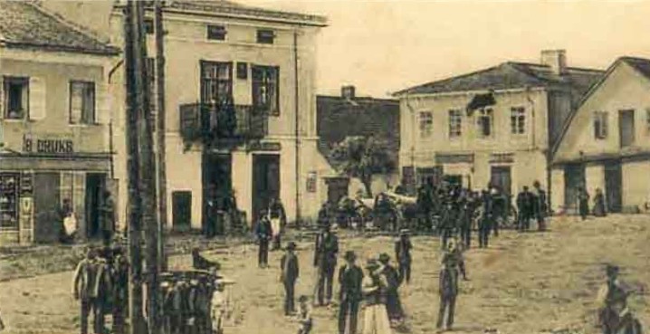 Image -- View of Rohatyn's Market Square (in 1910).