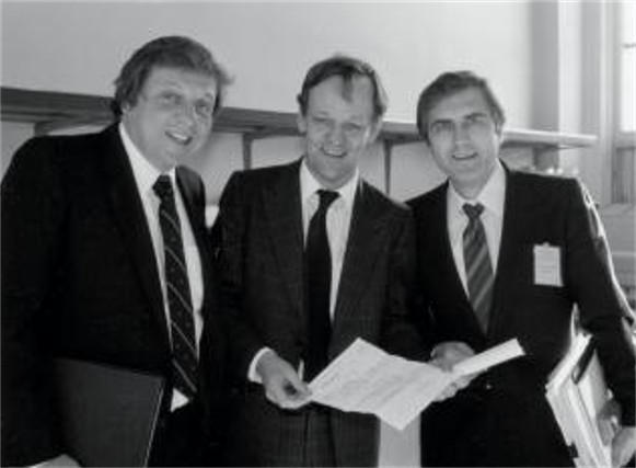 Image - Roy Romanow (right) at the signing of teh so-called Kitchen Accord (1981).