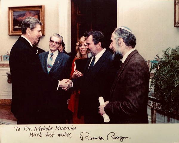 Mykola Rudenko with US President Ronald Reagan Image - Mykola Rudenko with US President Ronald Reagan