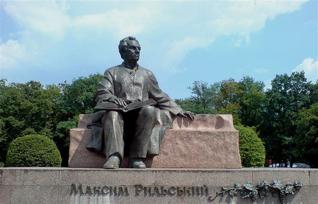 Image - A monument of Maksym Rylsky in Kyiv.