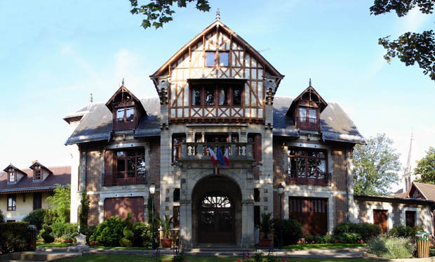 Image -- Sarcelles, France: Town hall.