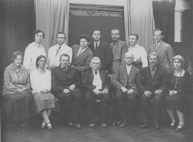 Image -- Members of the Scientific Research Institute of the History of Ukrainian Culture, with Dmytro Bahalii in center (1927).