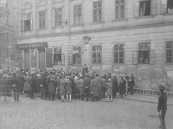 Image -- Sich society in Vienna establishing a memorial plaque for P. Kulish and I. Puliui (1927).