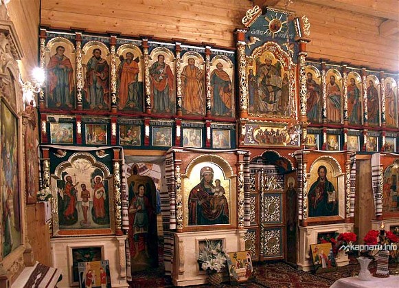 Image -- Skole: Iconostasis in Saint Panteleimon Church (17th century).