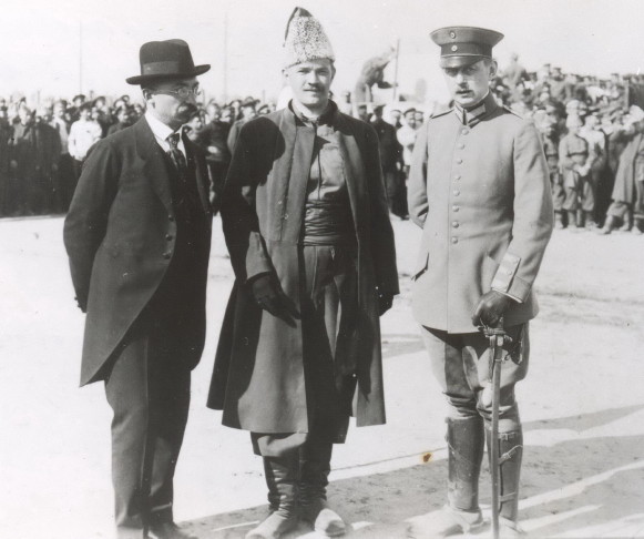Image -- Oleksander Skoropys-Yoltukhovsky, Mykola Yu. Shapoval, and Captain Liuvers.