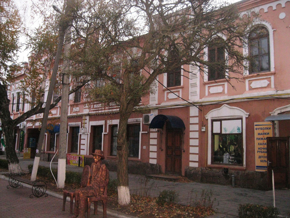 Image -- Starobilsk, Luhansk oblast: a street in city center.