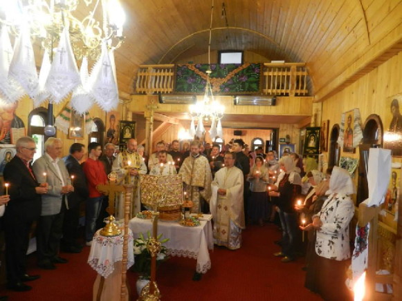 Image -- Suceava: a Ukrainian church service at Saints Peter and Paul Church.