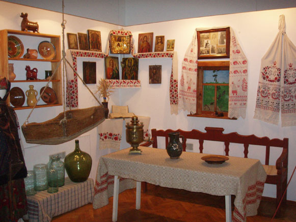 Image -- The Sumy Regional Studies Museum: etnography exhibit.