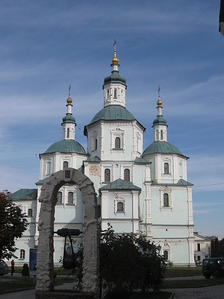 Image - Sumy: Church of the Resurrection (completed in 1702) and teh Sumy monument.