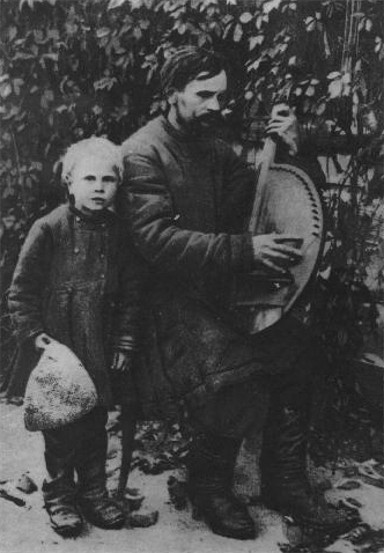 Image -- Kobzar Demian Symonenko with his guide (1915).