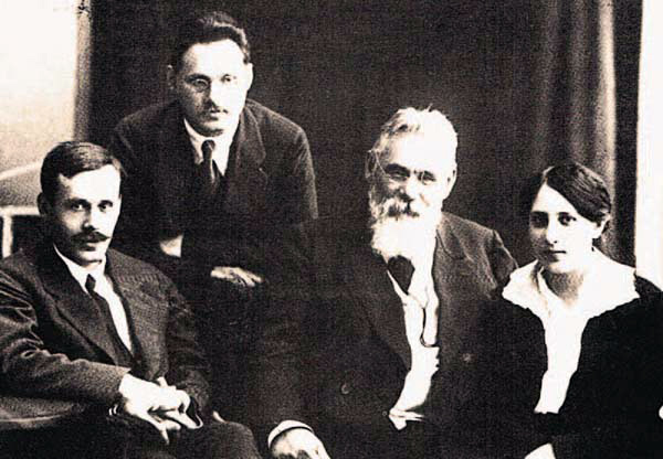 Image - Lev Symyrenko and his children (Platon, Volodymyr, and Tetiana).