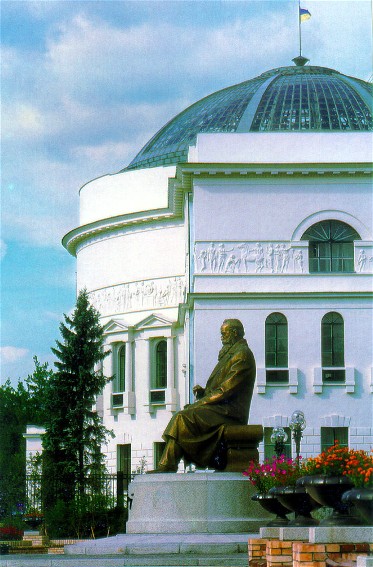 Image - Teachers Building (formerly Pedagogical Lyceum) in Kyiv, where the Central Rada was located from March 1917 to April 1918, and the monument of Mykhailo Hrushevsky.