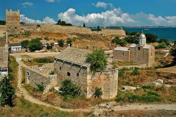 Image - Teodosiia: the Church of Saint John the Baptist and Genoese fortress.