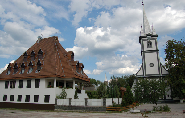 Image -- Tiachiv: The Protestant Church (13th century, rebuilt in 18th century) and the parish building.