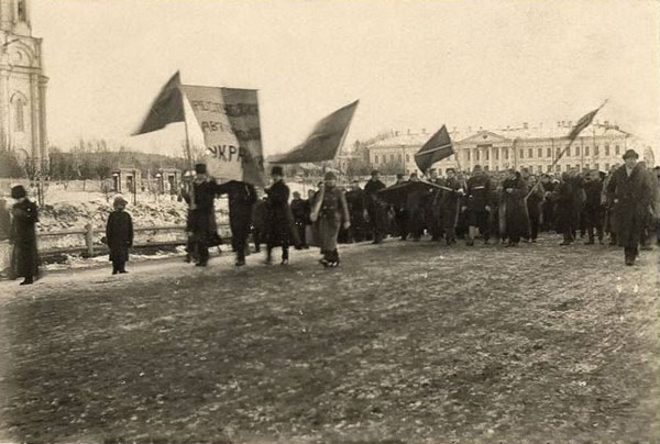 Image - Tomsk, Siberia: Ukrainian representatives during a manifestation in March 1917.