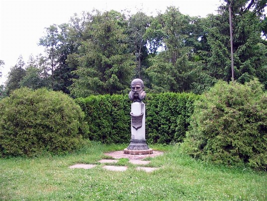 Image - Ivan Skoropadsky's monument in the Trostianets Dendrological Park.
