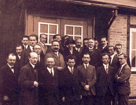 Image -- Professors and students of the Ukrainian Scientific Institute in Berlin.