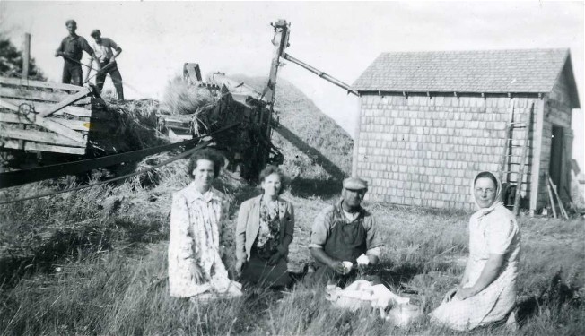 Image - Ukrainian farmers near Foam Lake, Saskatchewan (photo, courtesy of the Ukrainian Museum of Canada, Saskatoon Branch).