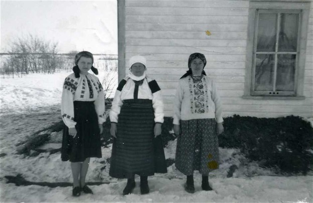 Image - Ukrainian peasant women near a NAUKA School in Hafford, Saskatchewan (1941) (photo, courtesy of the Ukrainian Museum of Canada, Saskatoon Branch).