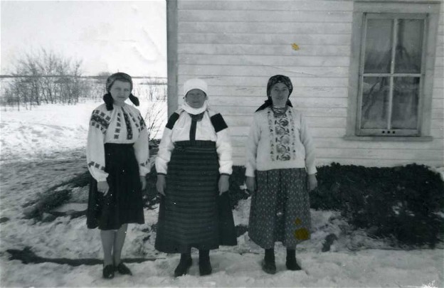 Image -- Ukrainian peasant women near a NAUKA School in Hafford, Saskatchewan (1941) (photo, courtesy of the Ukrainian Museum of Canada, Saskatoon Branch).