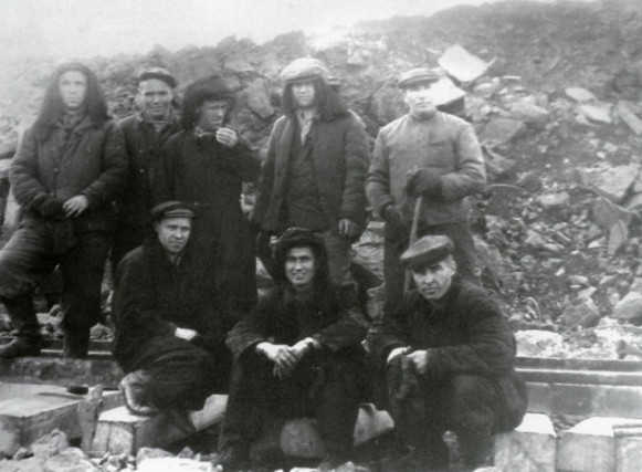 Image - Ukrainian political prisoners in the Norilsk forced-labor camp (Russian FSSR).