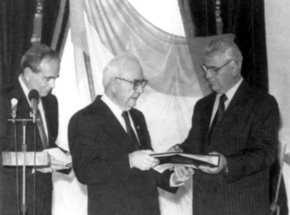 Image -- Representatives of the UNR government-in-exile hand over powers to President Leonid Kravchuk of Ukraine.