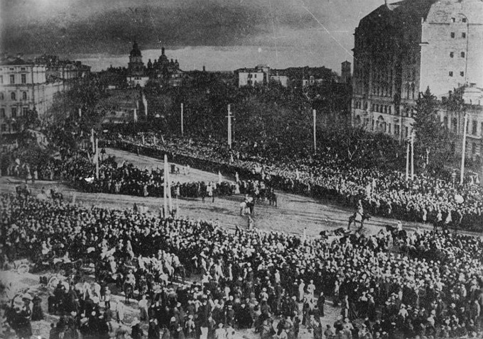 Image -- Mass rally on the Saint Sophia Square in Kyiv following the proclamation of the union of the Western Ukrainian National Republic and the Ukrainian National Republic (22 January 1919).