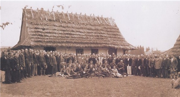 Image -- UPA insurgents from Turka area, Lviv region (1944) (photo from Litopys Ukrains'koi Povstans'koi Armii).