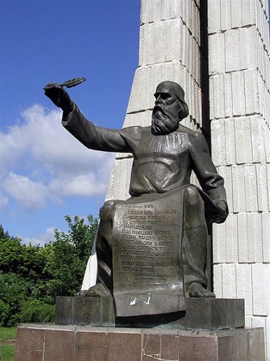 Image -- A monument of Grand Prince Volodymyr Monomakh in Pryluka.