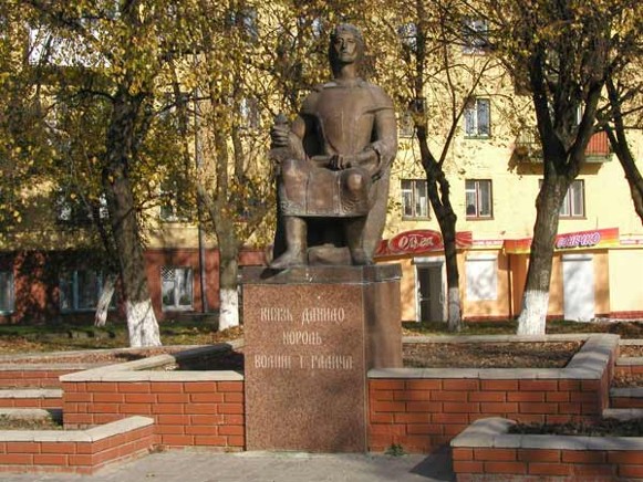 Image -- Volodymyr-Volynskyi: the monument of King Danylo Romanovych.