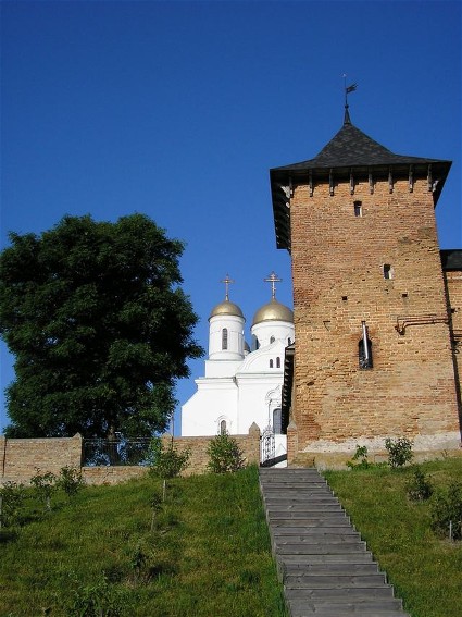 Image -- Volodymyr-Volynskyi: fortification tower and the Dormition Cathedral.
