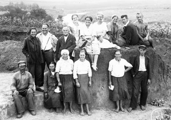Image - Volodymyrivka archeological expedition (1930s; with Syslvester Magura, top row, second from right).