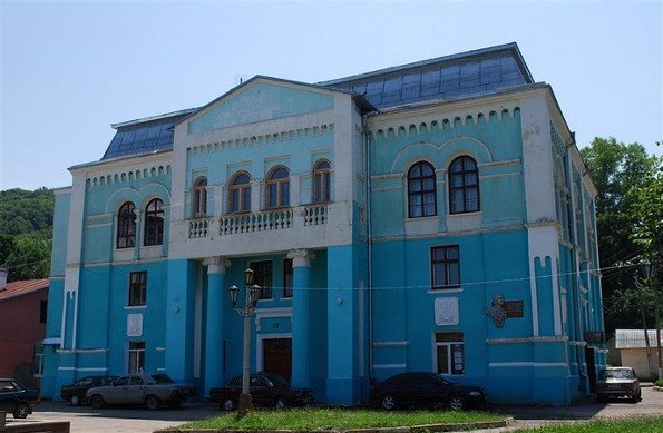 Image -- A former synagogue  buildingin Vyzhnytsia, Chernivtsi oblast.