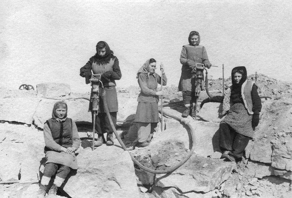 Image - Ukrainian women political prisoners in a Soviet forced-labor camp.