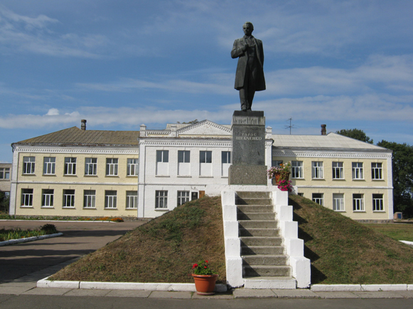 Image - Yahotyn, Kyiv oblast: Taras Shevchenko monument.