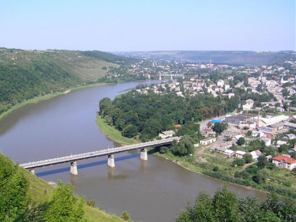 Image - The Dnister River flowing around Zalishchyky.