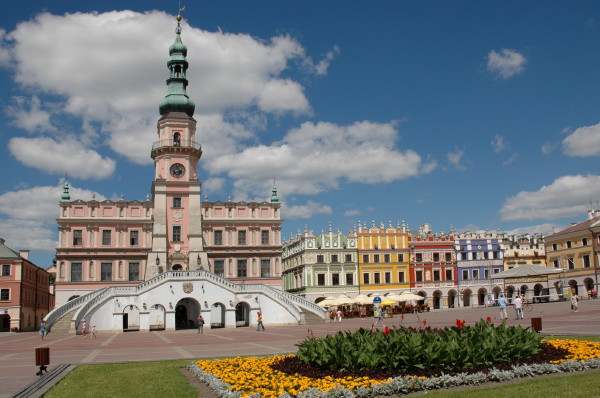 Image - Zamosc: the Market Square and city hall.