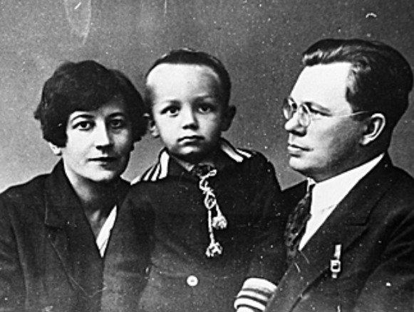 Image -- Mykola Zerov with his wife and son