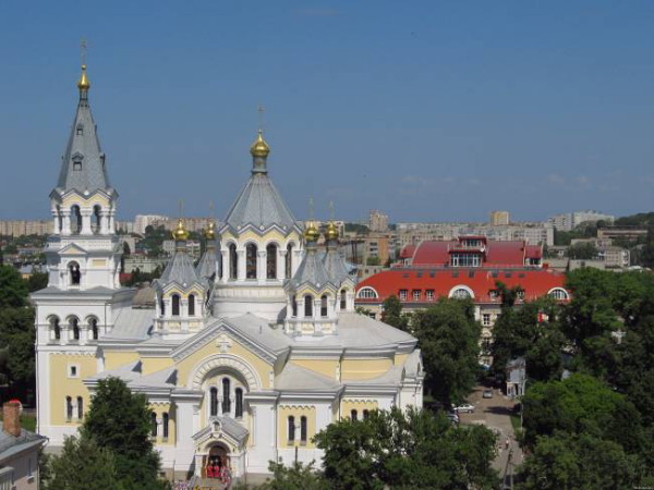 Image -- Zhytomyr: citry center with view of the Transfiguration Cathedral.