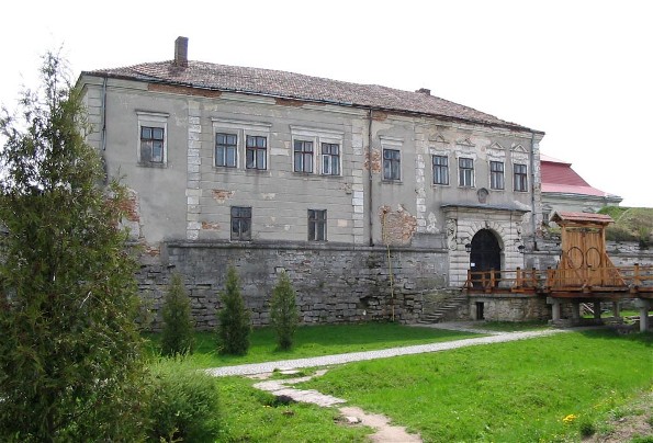 Image -- Zolochiv castle (16th century; rebuilt in 1634-6): main gate.