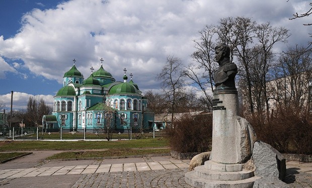 Image -- Zolotonosha: The Dormition Church and Dmytro Neversky monument.